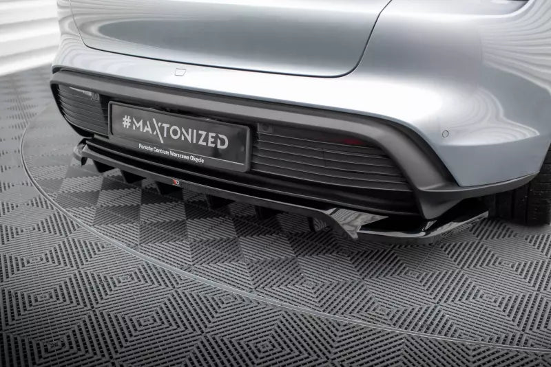 Maxton Design mittlerer Heckdiffusor für Porsche Taycan / Taycan 4 / Taycan 4S / Taycan GTS Mk1 Hochglanz schwarz – Ansicht 1