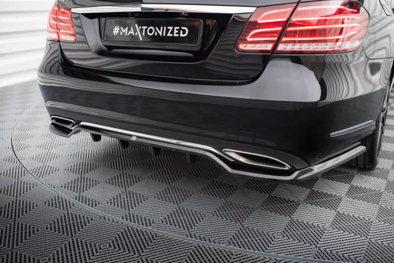 Maxton Design Mittlerer Heckdiffusor für Mercedes-Benz E W212 Facelift Hochglanz schwarz – Ansicht 1