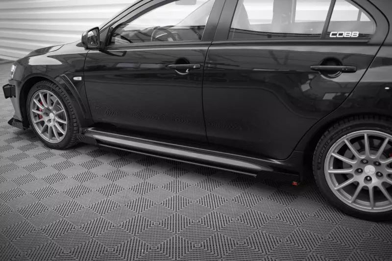 Maxton Design Street Pro Seitenschweller (Paar) für Mitsubishi Lancer EVO X schwarz mit Hochglanz schwarzen Flaps – Ansicht 3