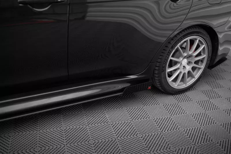 Maxton Design Street Pro Seitenschweller (Paar) für Mitsubishi Lancer EVO X schwarz mit Hochglanz schwarzen Flaps – Ansicht 4