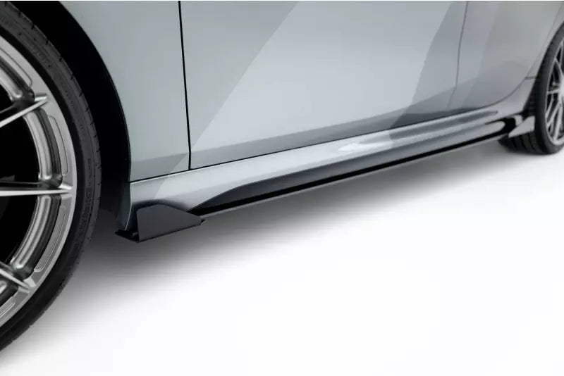 Maxton Design Street Pro Seitenschweller (Paar) mit Flaps für BMW M135i F70 mit schwarzen Hochglanz Flaps – Ansicht 1
