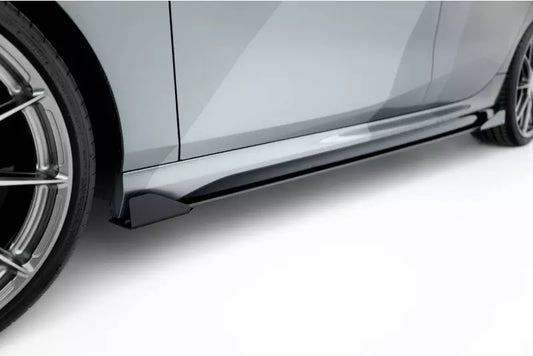 Maxton Design Street Pro Seitenschweller (Paar) mit Flaps für BMW M135i F70 mit schwarzen Hochglanz Flaps – Ansicht 1