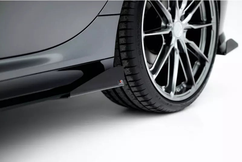 Maxton Design Street Pro Seitenschweller (Paar) mit Flaps für BMW M135i F70 mit schwarzen Hochglanz Flaps – Ansicht 4
