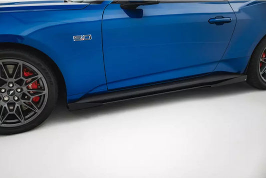 Maxton Design Street Pro Seitenschweller (Paar) mit Flaps für Ford Mustang GT Mk7 matt schwarz mit Hochglanz Flaps – Ansicht 1