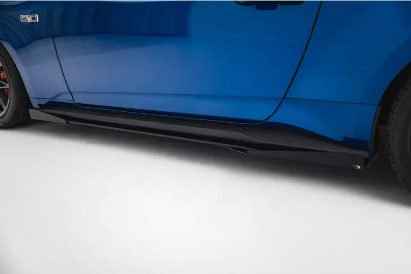 Maxton Design Street Pro Seitenschweller (Paar) mit Flaps für Ford Mustang GT Mk7 matt schwarz mit Hochglanz Flaps – Ansicht 4