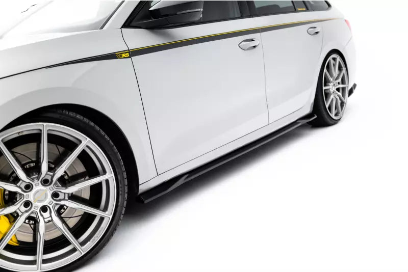 Maxton Design Seitenschweller (Paar) V.1 für Skoda Octavia RS Liftback / Combi Mk4 / Mk4 Facelift Hochglanz schwarz – Ansicht 1