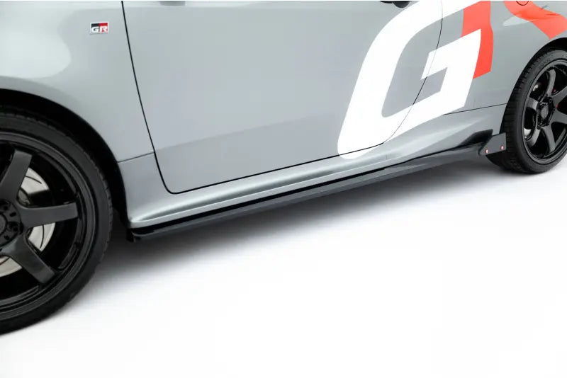 Maxton Design Seitenschweller (Paar) mit Flaps für Toyota GR Yaris Mk4 Facelift Hochglanz schwarz – Ansicht 3