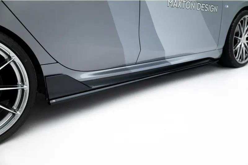 Maxton Design Seitenschweller (Paar) V.1 für BMW M135i M Performance F70 Hochglanz schwarz – Ansicht 2