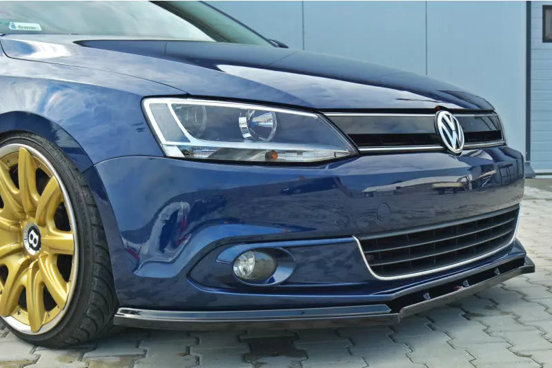 Maxton Design Frontlippe V.1 für VW Jetta 6 Limousine vor Facelift Hochglanz schwarz – Ansicht 1